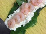 Falso canelón de spaguettis con relleno de queso fresco gambas y espinacas en hoja
