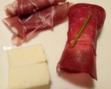 A picture of step 3 of Involtini di bresaola e caprino.