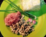 Hình bước làm 1 của món Hoành thánh hoa hồng 