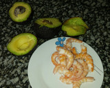 Foto del paso 1 de la receta: Aguacate con langostinos y salsa cocktail