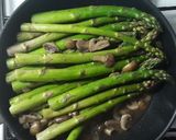 Foto del paso 4 de la receta: Espárragos y champiñones con miel y albahaca