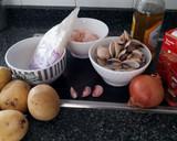 Foto del paso 1 de la receta: Patatas a la marinera 🌹