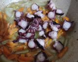 Foto langkah ke 3 dari resep Tumis Gurita Saus Asam Manis.