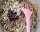Foto langkah ke 5 dari resep Kwetiau Goreng Ala Solaria dengan Topping Daging Rendang.