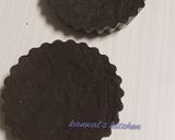 A picture of step 2 of Chocolate mousse stuffed Oreo mini pie.