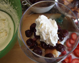 Foto del paso 1 de la receta: Fresas y cerezas con bizcochos