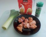 Foto del paso 1 de la receta: Macarrones pluma con salmón fresco y albahaca