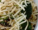 Foto del paso 3 de la receta: Pasta con atún brócoli queso y algo más