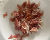 Foto del paso 7 de la receta: Hojaldre con cebolla caramelizada, queso de cabra y virutas de jamón