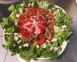 Une image de l'étape 8 de Salade de feuille de chêne aux tomates, jambon blanc et roquefort (sauce épicée à la ciboulette).
