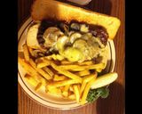 Une image de l'étape 4 de Sandwich de bœuf aux champignons et sauce au poivre.
