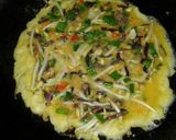 Foto langkah ke 2 dari resep Telur Dadar Sayur Alakadar.