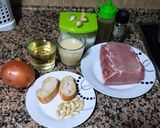 Foto del paso 1 de la receta: Cinta de lomo de cerdo con salsa de cebolla y almendras en olla