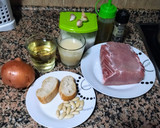 Foto del paso 1 de la receta: Cinta de lomo de cerdo con salsa de cebolla y almendras en olla