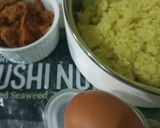 Foto langkah ke 1 dari resep Onigiri Nasi Kuning Isi Telur & Abon ✅.