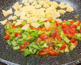 Foto del paso 2 de la receta: Revuelto de merluza con pimientos y patata