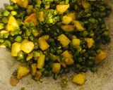 बींस आलू की कुरकुरी सब्ज़ी (beans aloo ki kurkuri sabzi recipe in Hindi) रेसिपी चरण 4 फोटो