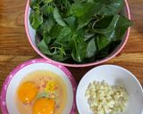 รูปขั้นตอนการทำที่ 1 ของ ผักโขมผัดไข่