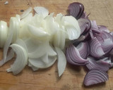 Foto del paso 1 de la receta: Hamburguesas caseras con cheddar, panceta y cebolla caramelizada