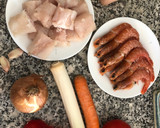 Foto del paso 1 de la receta: Caldo de merluza y gambones