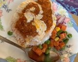 A picture of step 5 of Garlic rice with gravy chicken and veggies and salad raita.