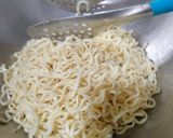 Foto langkah ke 1 dari resep Mie goreng sosis.