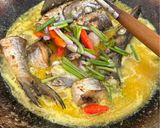 Foto langkah ke 5 dari resep Ikan Cucut Bumbu Kuning.