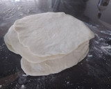 Foto del paso 1 de la receta: Empanada Queso de cabra, tomate cherry y albahaca