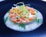 Foto del passaggio 4 della ricetta Tartare di salmone affumicato con mela verde e sedano su crema di finocchio