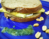 Foto del paso 4 de la receta: Sándwich de tortilla de pesto de cacahuetes con queso de cabra