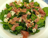 Foto del paso 3 de la receta: Ensalada de espinaca jamón y queso azul