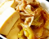 A picture of step 17 of Beef and Tofu Sukiyaki-Style with Napa Cabbage and Scallions.