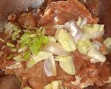 รูปขั้นตอนการทำที่ 2 ของ หมูทอดกรอบกระเทียม (Crispy Garlic Pork)