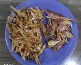 Foto langkah ke 3 dari resep Tumis kembang turi, kecambah campur teri dan ikan asin klotok.