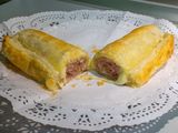 Pastel de hojaldre con jamón, bacon y queso