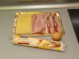 Pastel de hojaldre con jamón, bacon y queso