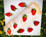 Pas rețetă Rulada de bezea cu crema mascarpone și căpșuni! 5 fotografie