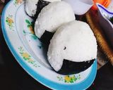 Hình bước làm 6 của món Shiomusubi-cơm nắm muối