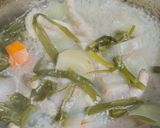 Foto langkah ke 2 dari resep [Eps. 56] Chicken Bone Broth (Kaldu Tulang Ayam/Ceker) untuk Mpasi 👶🏻🐥🫕.