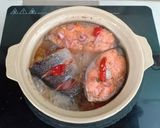 Hình bước làm 2 của món Cá hồi kho hành ớt