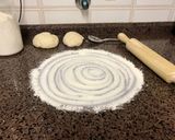 Foto del paso 5 de la receta: Masa de pizza fina y crujiente (sin levadura)