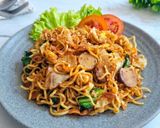 Foto langkah ke 5 dari resep Mie Goreng Bakso.