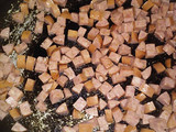 Chuletas de cerdo en crema de hongos y chorizo con puré de papas