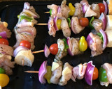 Foto del paso 8 de la receta: Mini brochettes de pollo y verduritas al orégano