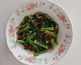 Foto langkah ke 1 dari resep Tumis kangkung bumbu iris.