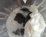 A picture of step 3 of Oreo milkshake.