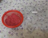 A picture of step 4 of White chocolate compound red heart shape chocolate.