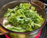 Hình bước làm 3 của món Canh Cải Kale Nấu Chả Cá