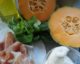 Foto del paso 1 de la receta: Ensalada de melón, mozzarella y jamón serrano