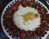 Foto del paso 1 de la receta: Tomate kumato con aceite de oliva virgen extra y sal Maldon